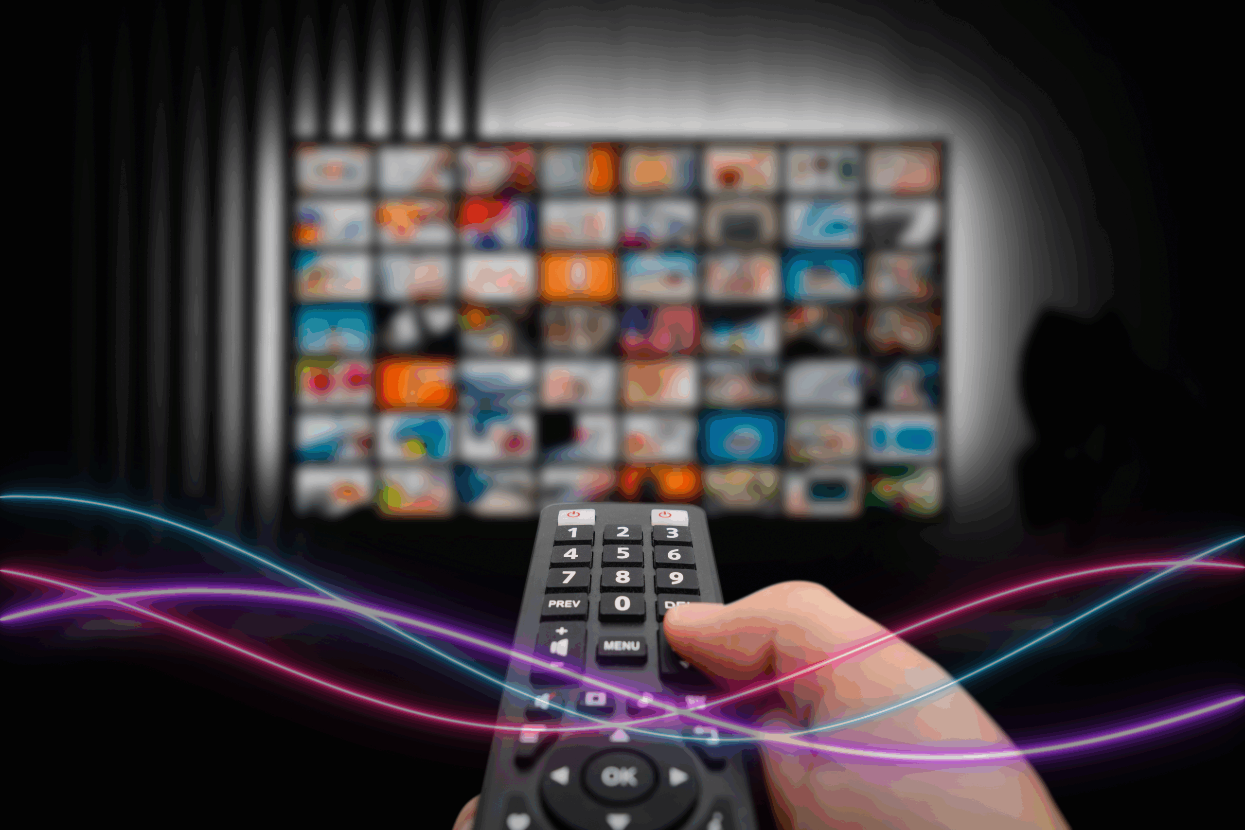 Fernbedienung die auf einen Bildschirm zeigt