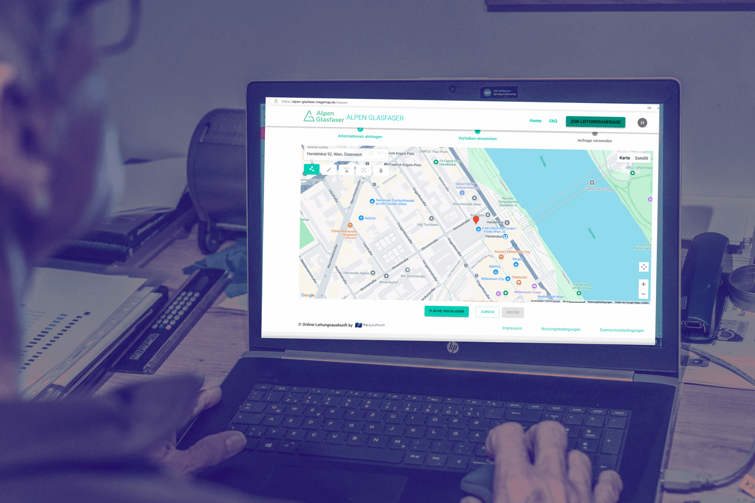 Mann vor Laptop mit geöffnetem Leitungsabfrage-Tool