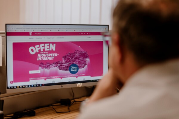 Mann vor Computer