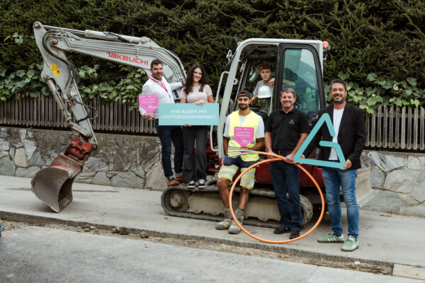 Pressefoto anlässlich Glasfaser-Baustart in Fritzens