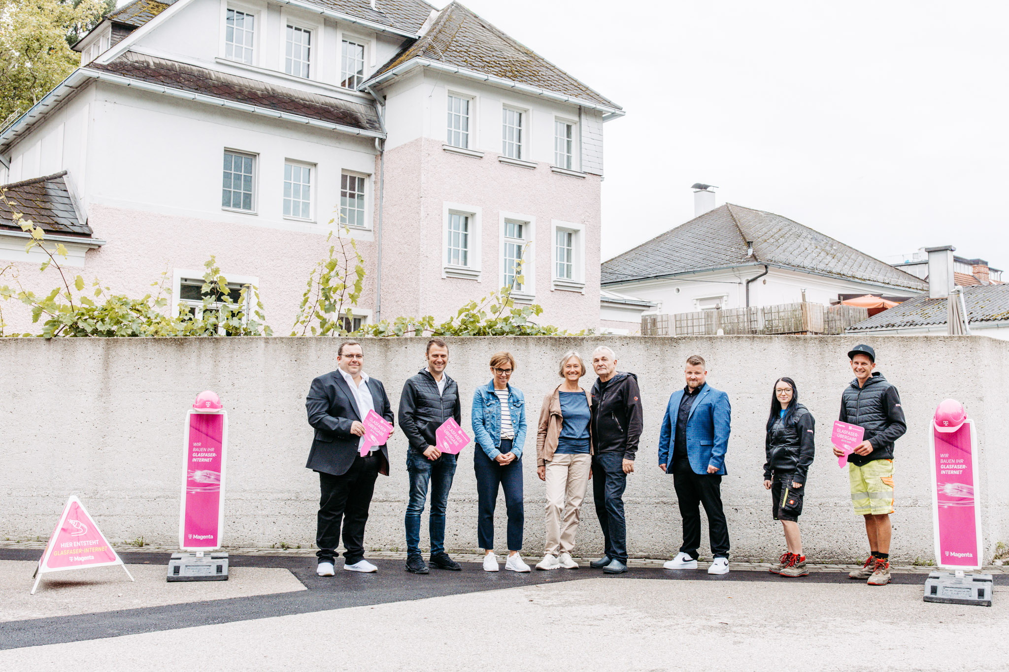 Foto vom Projektteam mit dem ersten Glasfaserkunden in Schwanenstadt.