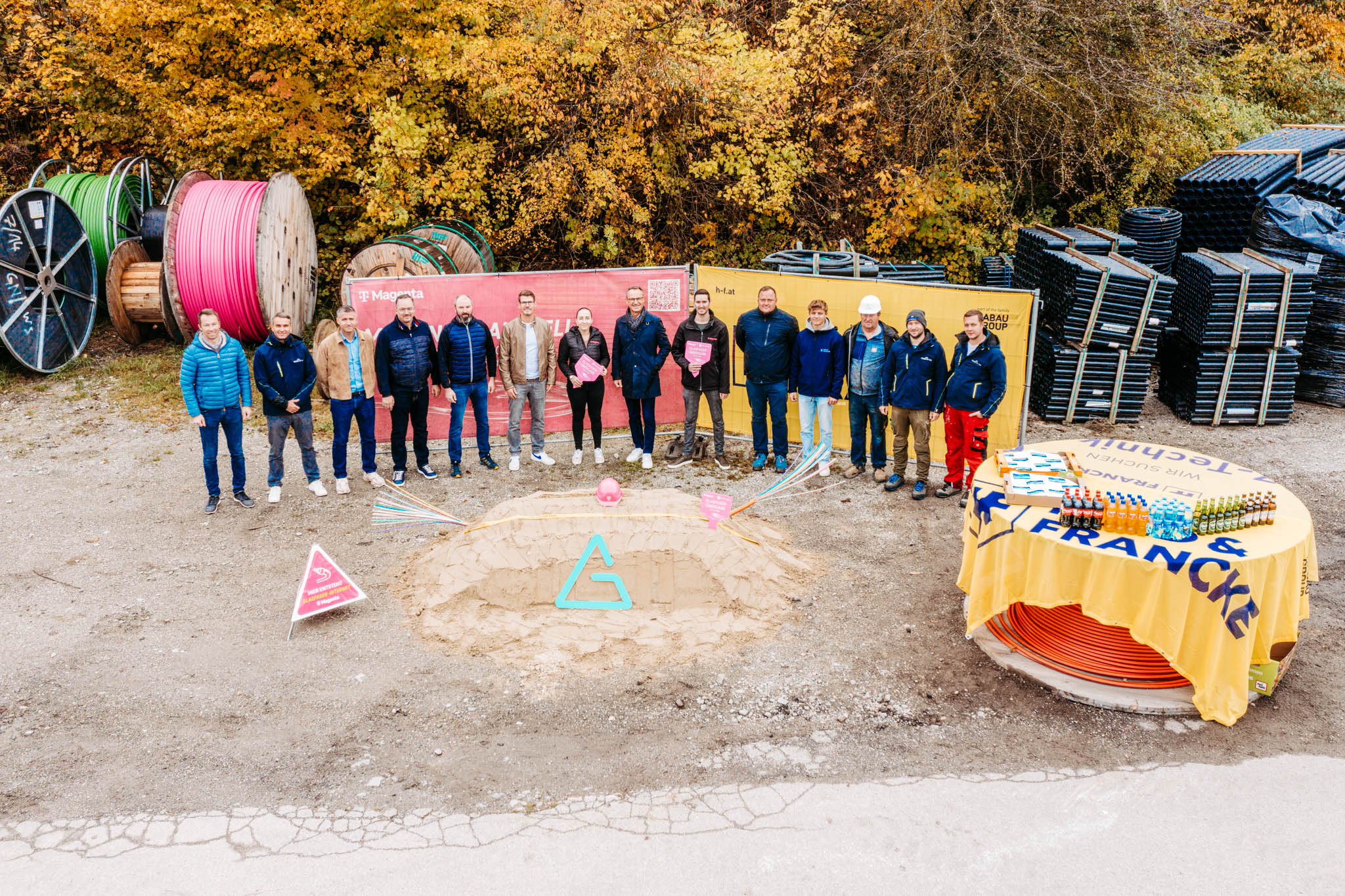 Pressefoto mit Gemeindevertretern und dem Glasfaser Projektteam