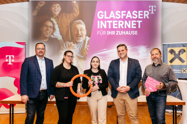 Pressefoto vom Glasfaser-Projektteam.