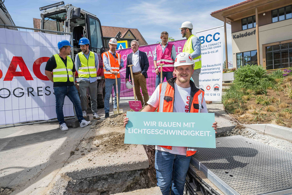 Dynamisches Spatenstichfoto vom Glasfaserausbau in Kalsdorf.