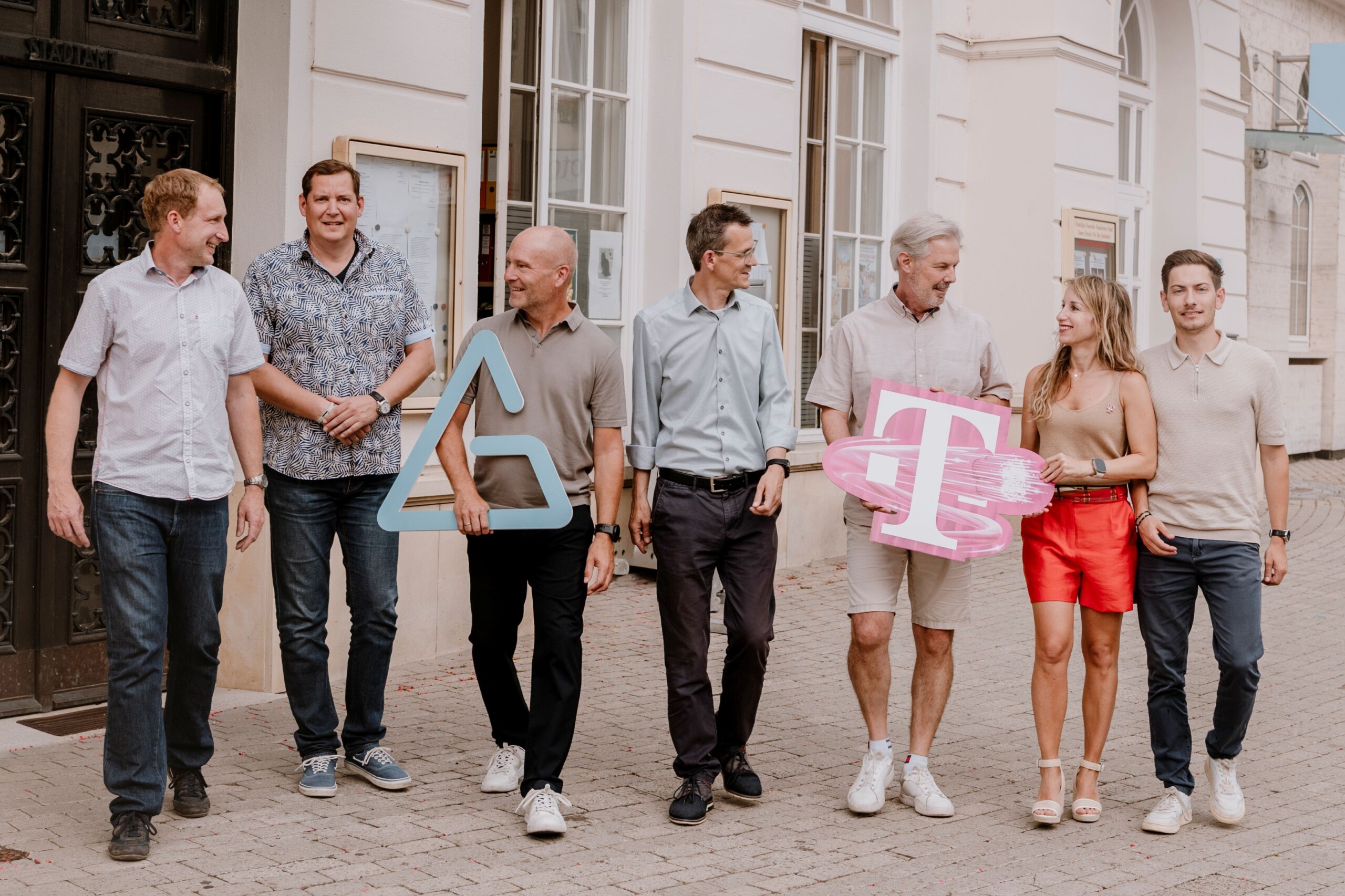 Gruppenfoto von Vertreter:innen der Gemeinde Neunkirchen, Alpen Glasfaser und Magenta