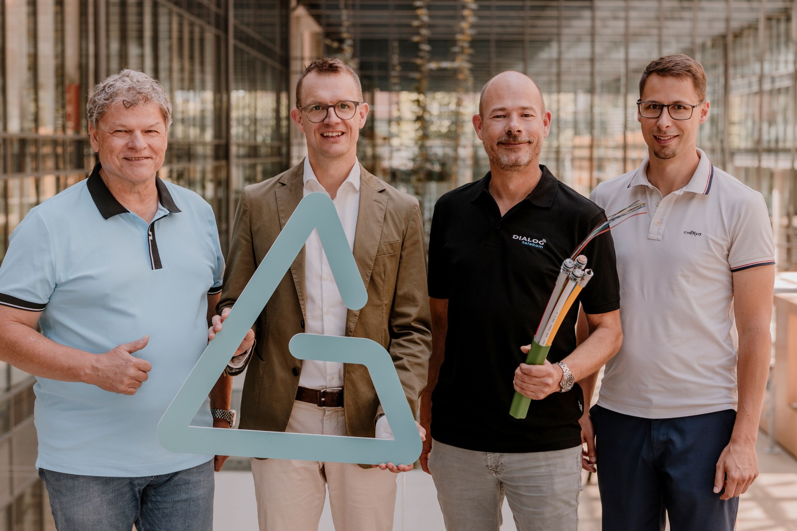Gruppenbild von Vertertern von Alpen Glasfaser und DIALOG telekom