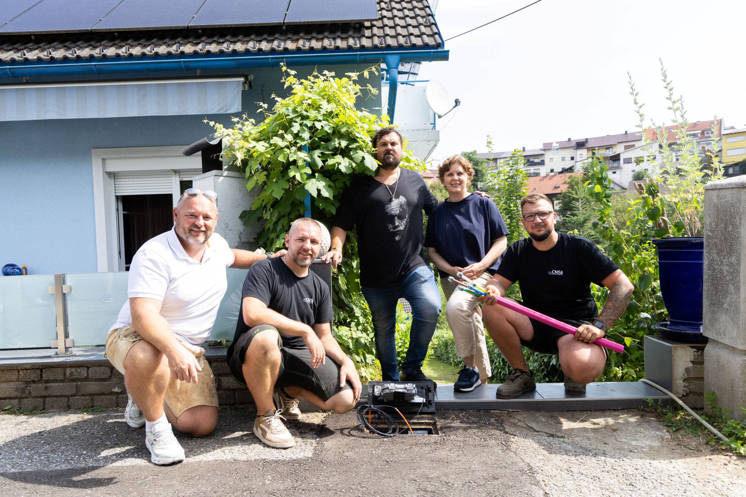 Glasfaser-Techniker und Technikerinnen mit dem ersten Kunden in Völkermarkt.