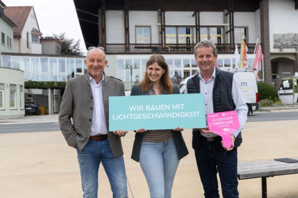 Pressefoto mit Gemeindevertretern aus Seeboden und der zuständigen Projektleiterin.